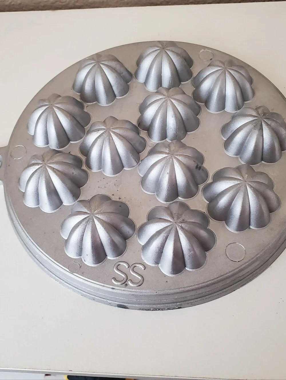Kanom krok Thai coconut pancake aluminum 12-cavity flower round mold w/ lid